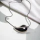 collana-girocollo-ha-una-forma-a-goccia-dacqua-che-la-rende-davvero-unica-e-affascinante.-Al-centro-una-fila-di-zirconi-aggiunge-un-tocco-di-brillantezza
